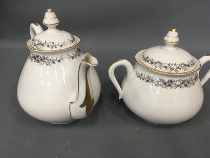 null Sucrier et théière en porcelaine de Limoges à décor de feuilles bleues et liseret...