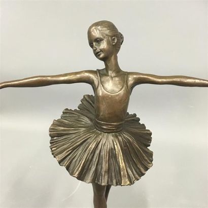 null Danseuse 
Sujet en bronze 
Signé sur la terrasse 
H. totale : 31 cm