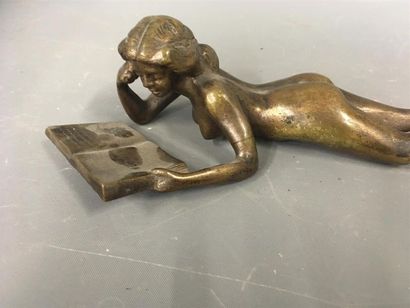null Femme nue allongée en bronze presee-papier 
L : 23 cm