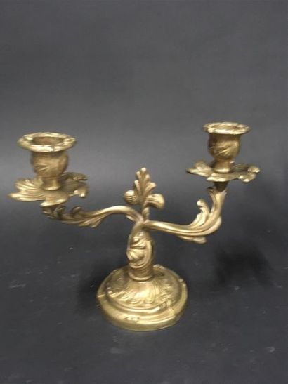 null Paire de bougeoirs en bronze de style Louis XV et un bougeoir