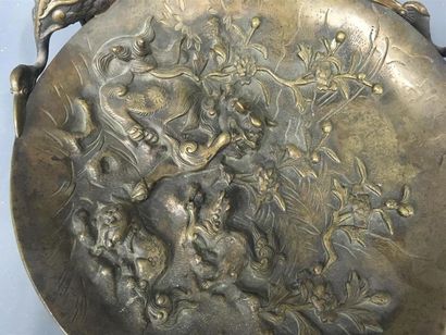 null CHINE ou INDOCHINE, plat en bronze en relief à décor de chien de Fo, il est...