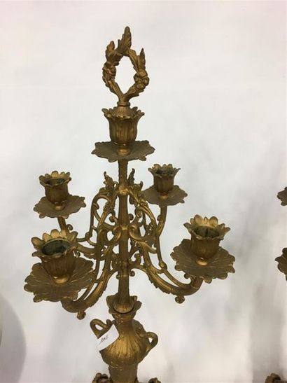 null Paire de bougeoirs en laiton doré et socle en marbre 
H. 63 cm 