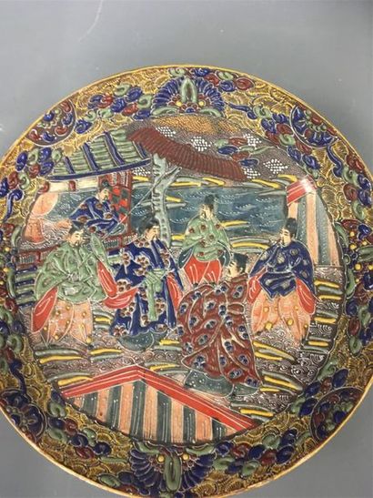 null CHINE, Plat en faïence à décor en relief émaillé 
D. 31 cm