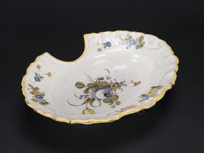 null Plat à barbe en faience à décor de fleurs
 L:36 cm