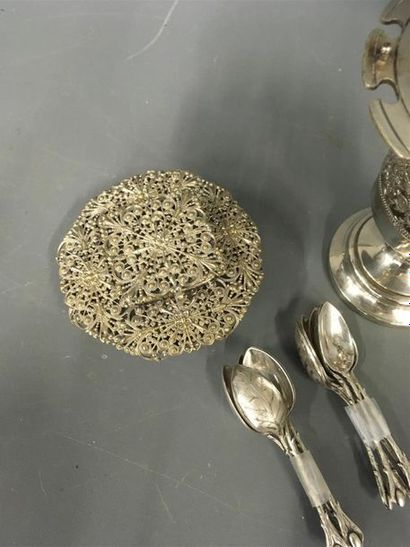 null Coupe à caviar, 12 cuillères à café et une bonbonnière en métal filigrané