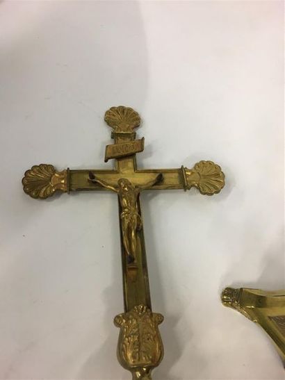 null Une croix d'autel et une croix de procession 
H. 47 cm et 45 cm 