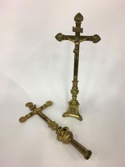 null Une croix d'autel et une croix de procession 
H. 47 cm et 45 cm 