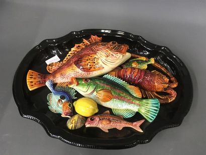 null Plat en faëince, trompe l'oeil décor de poissons méditerranéens 
45x35 cm. 