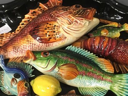 null Plat en faëince, trompe l'oeil décor de poissons méditerranéens 
45x35 cm. 