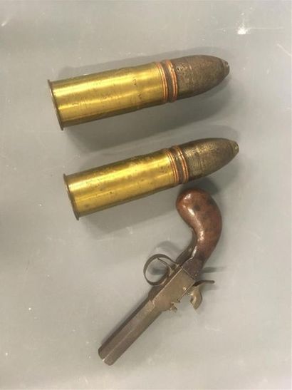 null Pistolet de voyage à coffre (ressort cassé), deux obus de la guerre 14