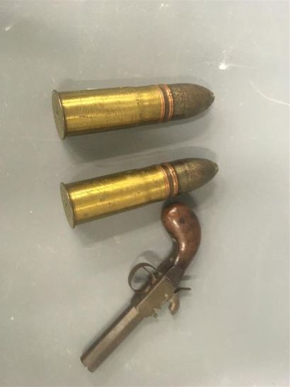 null Pistolet de voyage à coffre (ressort cassé), deux obus de la guerre 14