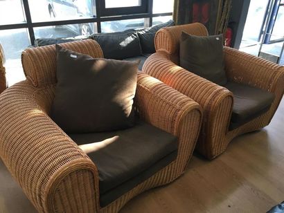 null Un canapé en rotin et deux fauteuils avec coussins 
Dimensions fauteuils : environ...
