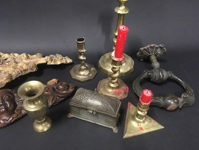 null Lot d'objets religieux dont bougeoirs, fronton à décor d'ange, une petite c...