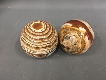 null Deux boules en marbre veiné , Maroc 
D. 11 cm environ 