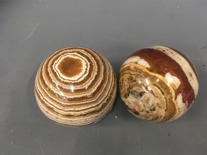 null Deux boules en marbre veiné , Maroc 
D. 11 cm environ 