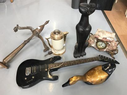 null Lot deivers comprenant une guitare électrique, une horloge, nécessaire de cheminée,...