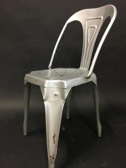 null Lot divers comprenant une chaise en métal, une balance, deux lampes et un tourne...