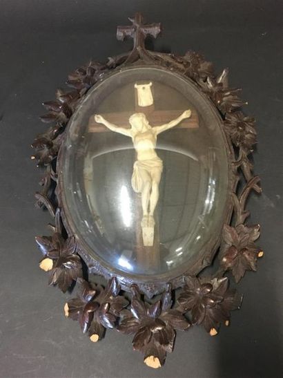 null Crucifix dans un cadre en bois sculpté 
H: 54 cm