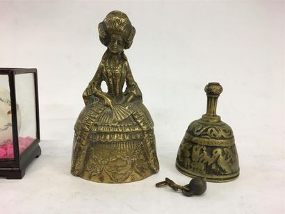 null Deux cloches et un oeuf peint
H cloche femme : 16 cm