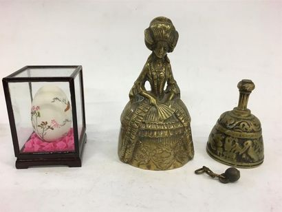 null Deux cloches et un oeuf peint
H cloche femme : 16 cm