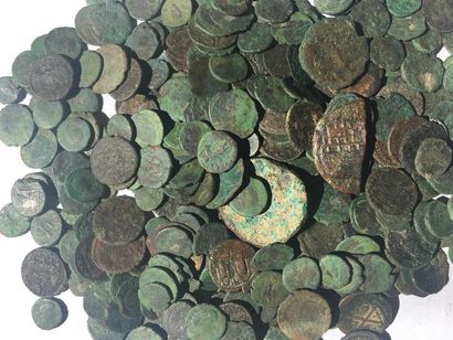 null Lot d'environ 315 monnaies antiques en bronze : petits bronze du 3 eme et 4...
