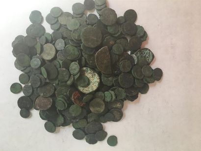 null Lot d'environ 315 monnaies antiques en bronze : petits bronze du 3 eme et 4...