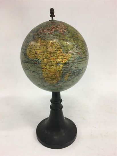 null J FOREST 17 rue de Buci à Paris
Globe terrestre
H: 23 cm D: 10.5 cm
Enfoncement...