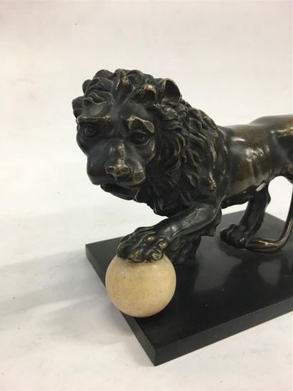 null Lion de Saint-Marc, sujet en bronze à patine foncé, boule en albâtre.
Travail...