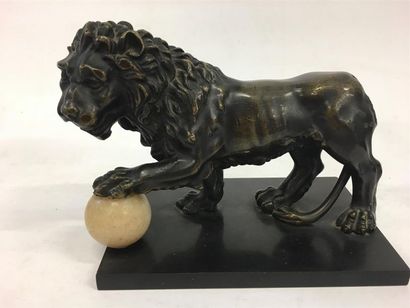 null Lion de Saint-Marc, sujet en bronze à patine foncé, boule en albâtre.
Travail...