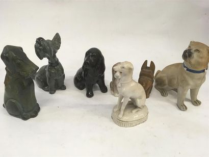 null Lot de 7 chiens en porcelaine, bois et résine
H : 14 cm