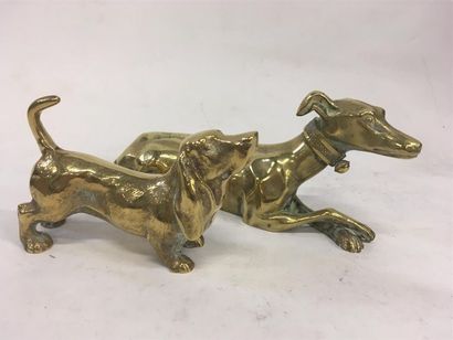 null Deux chiens en bronze doré
L : 19 et 11 cm