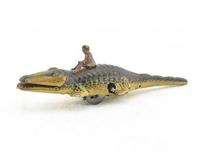 null Crocodile en tôle lithograhpiée avec un sauvage sur son dos
L : 13 cm