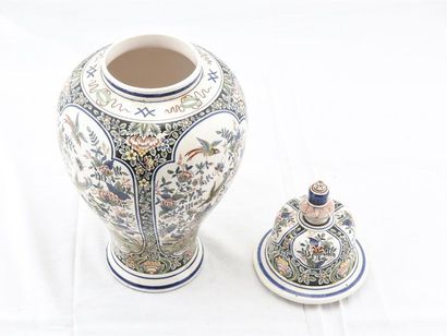 null MG, Vase couvert en faïence 
De Delft
H : 45 cm