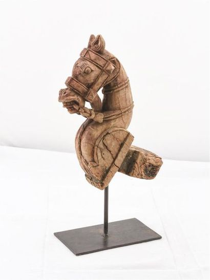 null Cheval en bois sculpté
Monture en métal 
H : 48 cm