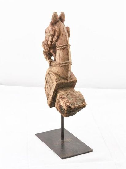 null Cheval en bois sculpté
Monture en métal 
H : 48 cm