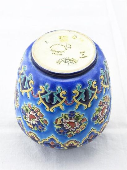 null LONGWY, 
Vase en céramique à décor cerné 
Signé 
H : 18- L : 15 cm