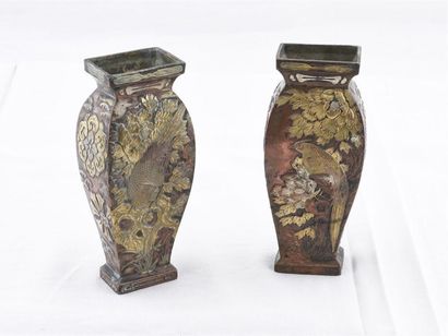 null Chine 
Paire de vases de section carré à décor en relief d'oiseaux et de Chrysanthème...