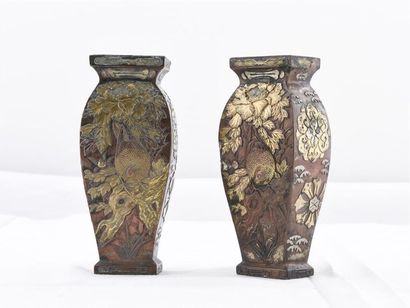 null Chine 
Paire de vases de section carré à décor en relief d'oiseaux et de Chrysanthème...
