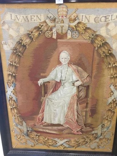 null Portait tisé du pape Léon XIII
Tapisserie encadrée
96 x 72 cm