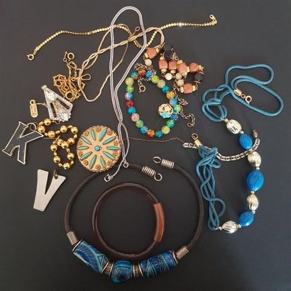 null Lot de bijoux fantaisies : colliers, broches, pendentifs EXEMPTE