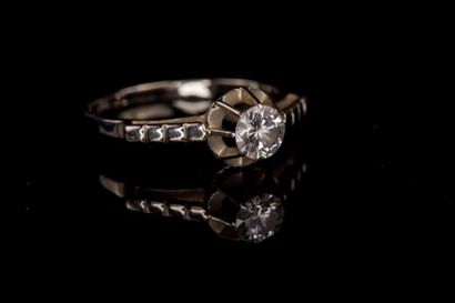 null Bague en or blanc (750) 18K griffée d'un diamant taille moderne de 0,30 carat...