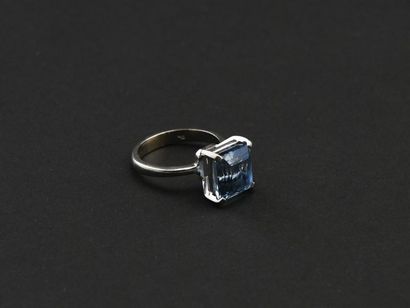 null Bague en or blanc (750) 18K griffée d'une topaze bleue taillée à degrée. Poids...