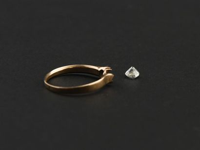 null Bague en or jaune (750) 18K griffée d'un diamant taille coussin taille ancienne...