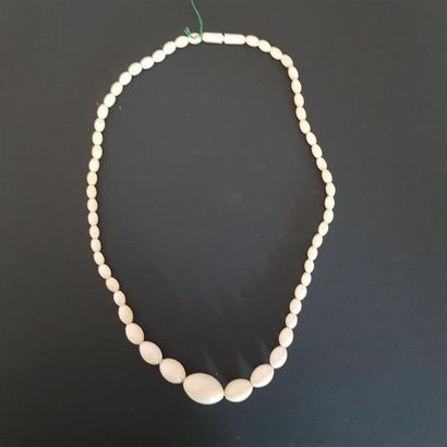 null Collier de perles d'ivoire, forme olive EXEMPTE