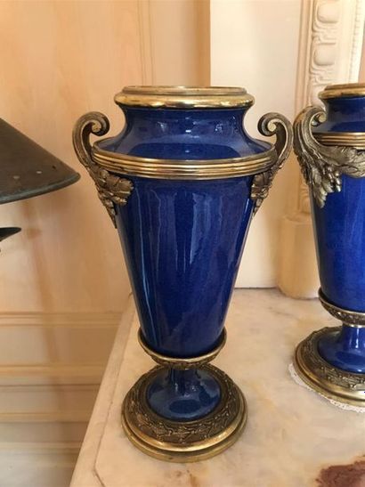 null Sèvres paire de vases fuseau à émaille bleu poudré, monture bronze.
Epoque Napoléon...