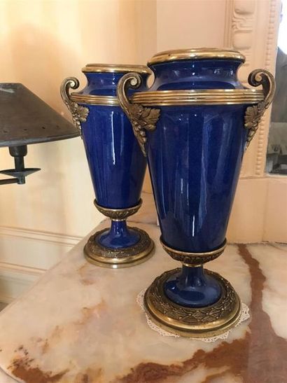 null Sèvres paire de vases fuseau à émaille bleu poudré, monture bronze.
Epoque Napoléon...