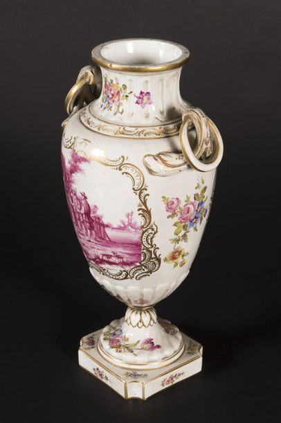 null HOECHST, Paire de vases en porcelaine fine à décor en camaïeu de rose d'une...