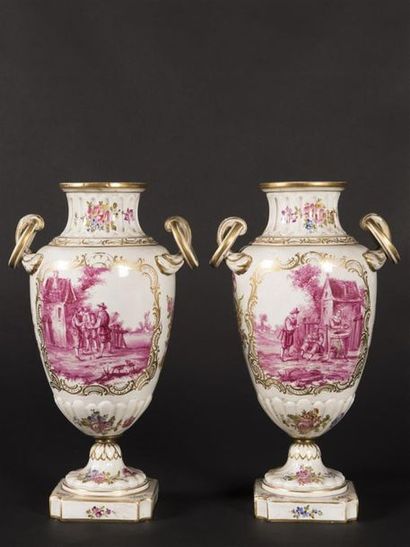 null HOECHST, Paire de vases en porcelaine fine à décor en camaïeu de rose d'une...