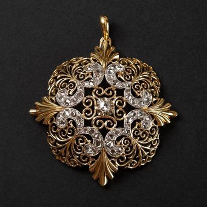 null Pendentif rosace en platine et or jaune (750) 18K à 4 feuilles ajourées serties...