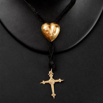 null Coeur Savoie, et croix jeannette de savoie en or jaune (750) 18K sur ruban noir....